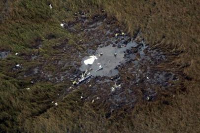 Handout picture released by Paraguays Grupo La Nacion, taken on July 26, 2018, showing the wreckage of the twin-engine Beechcraft Baron that went down on July 25 near the airport in Ayolas, Paraguay, killing all four people on board, including Paraguays agriculture minister Luis Gneiting. / AFP PHOTO / Grupo La Nacion / Carlos JURI / RESTRICTED TO EDITORIAL USE - MANDATORY CREDIT AFP PHOTO / GRUPO LA NACION / CARLOS JURI - NO MARKETING NO ADVERTISING CAMPAIGNS - DISTRIBUTED AS A SERVICE TO CLIENTS