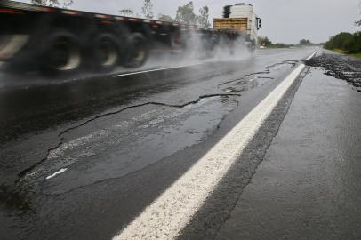  PORTO ALEGRE, RS, BRASIL, 25-07-2018: Situação da BR-290, a Freeway, após o fim da concessão à Concepa. Estrada já apresenta buracos e rachaduras, além da falta de guincho para remoção e atendimento de veículos. Durante dia de chuva, diversos acidentes demandaram atendimento da PRF (FOTO FÉLIX ZUCCO/AGÊNCIA RBS, Editoria de Notícias).