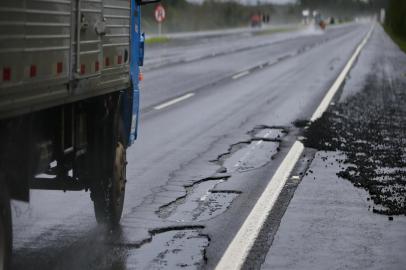  PORTO ALEGRE, RS, BRASIL, 25-07-2018: Situação da BR-290, a Freeway, após o fim da concessão à Concepa. Estrada já apresenta buracos e rachaduras, além da falta de guincho para remoção e atendimento de veículos. Durante dia de chuva, diversos acidentes demandaram atendimento da PRF (FOTO FÉLIX ZUCCO/AGÊNCIA RBS, Editoria de Notícias).