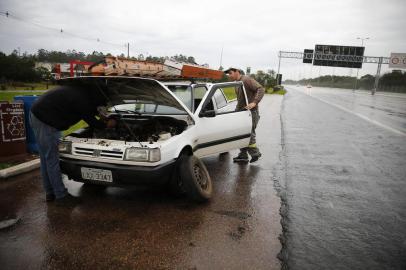  PORTO ALEGRE, RS, BRASIL, 25-07-2018: Situação da BR-290, a Freeway, após o fim da concessão à Concepa. Estrada já apresenta buracos e rachaduras, além da falta de guincho para remoção e atendimento de veículos. Durante dia de chuva, diversos acidentes demandaram atendimento da PRF (FOTO FÉLIX ZUCCO/AGÊNCIA RBS, Editoria de Notícias).