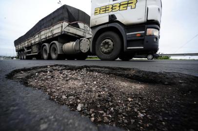  PORTO ALEGRE, RS, BRASIL, 27-07-2018. Pneus furados e transtornos: as vítimas de um buraco na freeway, em Porto AlegreCratera está localizada na faixa da direita da rodovia, em cima do viaduto com a BR-116, na chegada a Capital. (RONALDO BERNARDI/AGÊNCIA RBS)