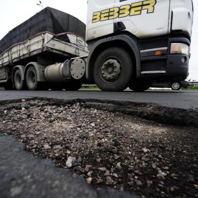  PORTO ALEGRE, RS, BRASIL, 27-07-2018. Pneus furados e transtornos: as vítimas de um buraco na freeway, em Porto AlegreCratera está localizada na faixa da direita da rodovia, em cima do viaduto com a BR-116, na chegada a Capital. (RONALDO BERNARDI/AGÊNCIA RBS)