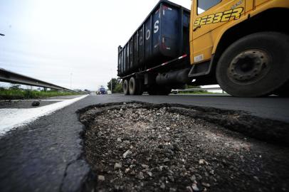  PORTO ALEGRE, RS, BRASIL, 27-07-2018. Pneus furados e transtornos: as vítimas de um buraco na freeway, em Porto AlegreCratera está localizada na faixa da direita da rodovia, em cima do viaduto com a BR-116, na chegada a Capital. (RONALDO BERNARDI/AGÊNCIA RBS)