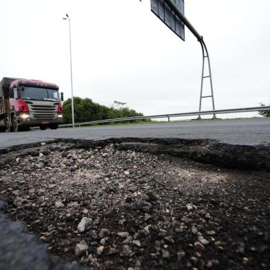  PORTO ALEGRE, RS, BRASIL, 27-07-2018. Pneus furados e transtornos: as vítimas de um buraco na freeway, em Porto AlegreCratera está localizada na faixa da direita da rodovia, em cima do viaduto com a BR-116, na chegada a Capital. (RONALDO BERNARDI/AGÊNCIA RBS)