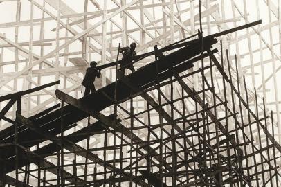 Foto que estará na exposição Moderna Para Sempre ¿ Fotografia Modernista Brasileira na Coleção Itaú Cultural na Fundação Iberê Camargo. Foto: Paulo PiresConstrutores, s.d.gelatina e prata sobre papel, vintage