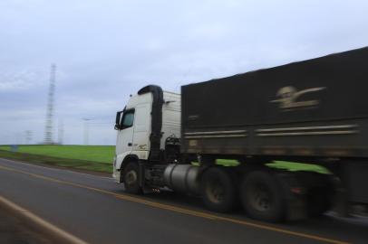  IJUÍ, RS, BRASIL, 26-07-2018. Pauta sobre impactos da alta do preço frete. Fotos de um caminhão da empresa sendo carregado de soja   (ISADORA NEUMANN/AGÊNCIA RBS)Indexador: ISADORA NEUMANN