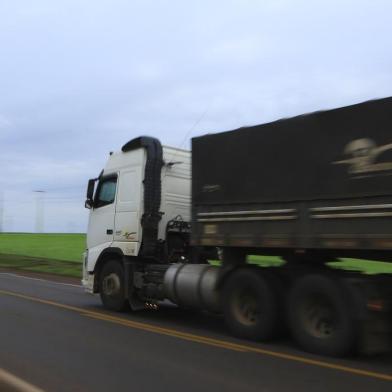  IJUÍ, RS, BRASIL, 26-07-2018. Pauta sobre impactos da alta do preço frete. Fotos de um caminhão da empresa sendo carregado de soja   (ISADORA NEUMANN/AGÊNCIA RBS)Indexador: ISADORA NEUMANN