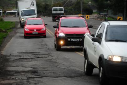  CAXIAS DO SUL, RS, BRASIL, 27/07/2018. A pista da BR-116, na altura da entrada para o bairro Planalto, sentido Galópolis-Ana Rech, tem um trecho com uma sequência de buracos; para desviar, os motoristas acabam invadindo a pista contrária. No mesmo trecho, mas no sentido oposto, está sendo construída uma terceira faixa na rodovia. (Diogo Sallaberry/Agência RBS)