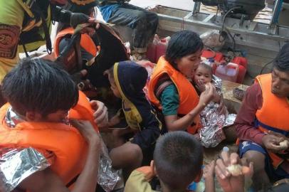 Socorristas retiraram na quinta-feira (26) um bebê e a sua mãe da inundação provocada pelo rompimento da represa de uma hidrelétrica no sul do Laos. A tragédia, ocorrida na segunda-feira (23), deixou ao menos 27 mortos e 130 desaparecidos.