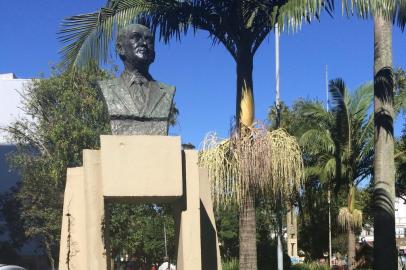  CAXIAS DO SUL, RS, BRASIL - 16/06/2015 -  placas de parques de Caxias do Sul são alvos de vandalismo. Monumento em homenagem a Cândido Calcagnotto, na Dante Marcucci. Placa reposta em 2012, foi retirada