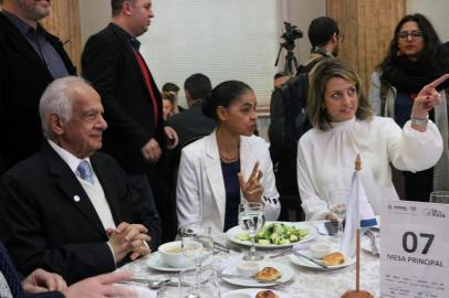 Marina Silva na Federasul ao lado de Pedro Simon e Simone Leite