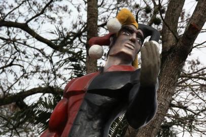  ALVORADA, RS, BRASIL, 24-07-2018. Estátua de um bobo da corte na praça da Parada 43. Escultura retrata o personagem 4 Ases, da série Super Tinga e Abelha Girl, e homenageia o criador, Luciano Moucks. (JEFFERSON BOTEGA/AGÊNCIA RBS)