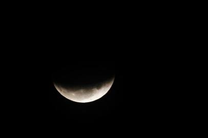  PORTO ALEGRE, RS, BRASIL, 27-07-2018: Centenas de pessoas se reuniram no Planetário da UFRGS para assistir o eclipse da lua. Fenômeno foi rápido nos céus de Porto Alegre (FOTO FÉLIX ZUCCO/AGÊNCIA RBS, Editoria SuaVida).