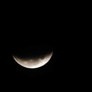  PORTO ALEGRE, RS, BRASIL, 27-07-2018: Centenas de pessoas se reuniram no Planetário da UFRGS para assistir o eclipse da lua. Fenômeno foi rápido nos céus de Porto Alegre (FOTO FÉLIX ZUCCO/AGÊNCIA RBS, Editoria SuaVida).