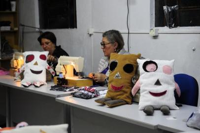  CAXIAS DO SUL, RS, BRASIL, 17/07/2018 - Voluntárias produzem travesseiros chamados de Soninho do Bem para entregar as crianças que estão internadas no HG. (Marcelo Casagrande/Agência RBS)