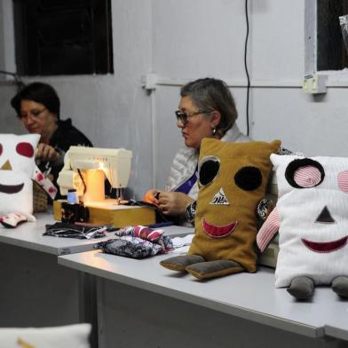  CAXIAS DO SUL, RS, BRASIL, 17/07/2018 - Voluntárias produzem travesseiros chamados de Soninho do Bem para entregar as crianças que estão internadas no HG. (Marcelo Casagrande/Agência RBS)