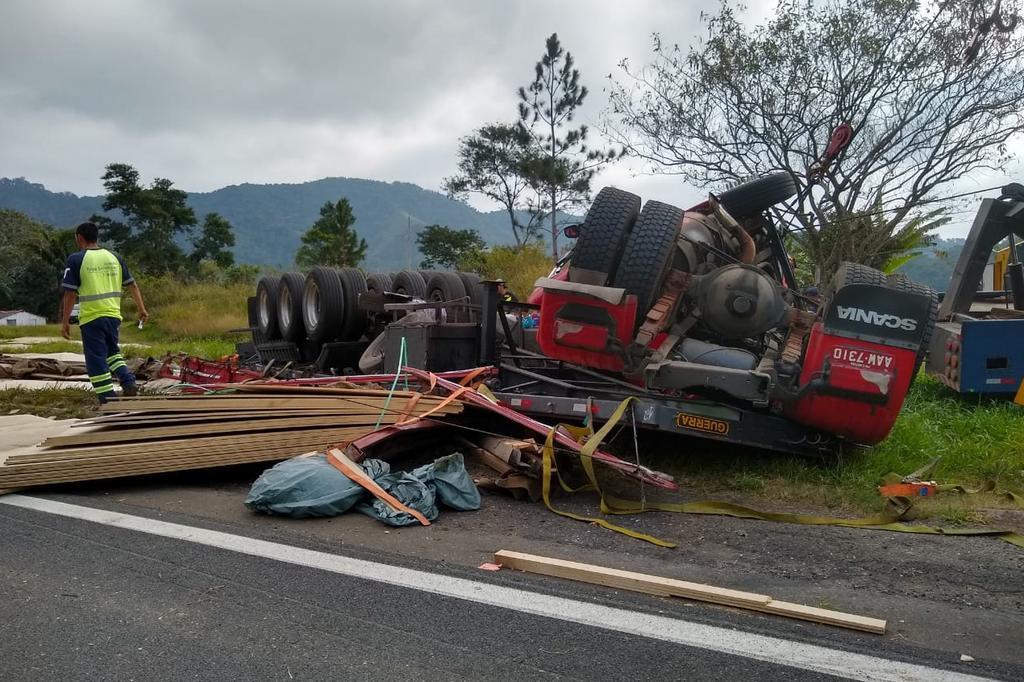 Mulher morre ao ser arremessada para fora do veículo e acidente é  investigado no interior de Minas