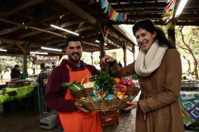  PORTO ALEGRE, RS,  BRASIL, 25-07-2018. O produtor Sandino Argolo Nunes, 29 anos, é financiado por um grupo de moradores que pagam uma mensalidade e retiram uma cesta com produtos da estação todo mês. Na Feira Ecológica Menino Deus - Avenida. Getúlio Vargas, 1384 (no pátio da Secretaria Estadual da Agricultura). (CARLOS MACEDO/AGÊNCIA RBS)Indexador: Carlos Macedo