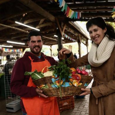  PORTO ALEGRE, RS,  BRASIL, 25-07-2018. O produtor Sandino Argolo Nunes, 29 anos, é financiado por um grupo de moradores que pagam uma mensalidade e retiram uma cesta com produtos da estação todo mês. Na Feira Ecológica Menino Deus - Avenida. Getúlio Vargas, 1384 (no pátio da Secretaria Estadual da Agricultura). (CARLOS MACEDO/AGÊNCIA RBS)Indexador: Carlos Macedo