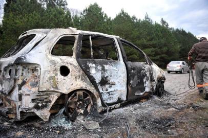  FARROUPILHA, RS, BRASIL, 28/07/2018Carro queimado pelos criminosos que explodiram caixa eletrônico em Farroupilha. (Lucas Amorelli/Agência RBS)