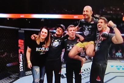 No Canadá, país que serviu de palco do início da sua trajetória no Ultimate, em 2011, José Aldo espantou a má fase e venceu Jeremy Stephens na noite deste sábado (28) pelo UFC 30 on Fox, em Calgary. E foi convincente: o brasileiro derrotou o adversário por nocaute técnico aos 4m19s do primeiro round. 