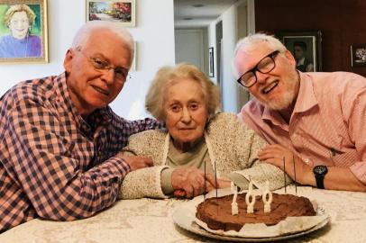 Centenário de Hertha Spier, judia que sobreviveu ao holocausto e passou por três campos de concentração. Na foto, ela com os filhos Lúcio e Mário 