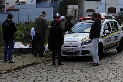  CAXIAS DO SUL, RS, BRASIL, 29/07/2018 - O corpo de um homem foi encontrado queimado nas proximidades do Mato Sartori, em Caxias do Sul, na tarde deste domingo. A suspeita é que o assassinato tenha ocorrido entre 6h e 8h da manhã. No início da tarde, porém, o cadáver teria sido arrastado até um terreno da Rua Antonio Nakhoul El Andari, no bairro Primeiro de Maio, e incendiado. Peritos apontaram dois ferimentos por golpes de faca no pescoço da vítima, que ainda não foi identificada oficialmente. Moradores repassaram um apelido aos policiais militares, relatando que este homem era conhecido por ser um usuário de drogas. (Marcelo Casagrande/Agência RBS)