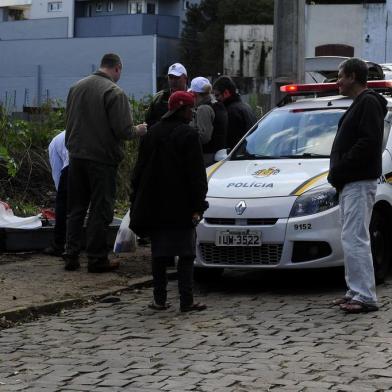  CAXIAS DO SUL, RS, BRASIL, 29/07/2018 - O corpo de um homem foi encontrado queimado nas proximidades do Mato Sartori, em Caxias do Sul, na tarde deste domingo. A suspeita é que o assassinato tenha ocorrido entre 6h e 8h da manhã. No início da tarde, porém, o cadáver teria sido arrastado até um terreno da Rua Antonio Nakhoul El Andari, no bairro Primeiro de Maio, e incendiado. Peritos apontaram dois ferimentos por golpes de faca no pescoço da vítima, que ainda não foi identificada oficialmente. Moradores repassaram um apelido aos policiais militares, relatando que este homem era conhecido por ser um usuário de drogas. (Marcelo Casagrande/Agência RBS)