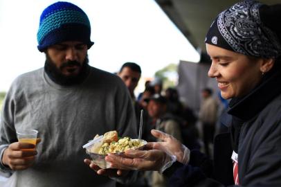  PORTO ALEGRE, RS, BRASIL - Grupo de voluntários a mais de um ano dão comida e doam roupas para moradores de rua no Viaduto da Obirici aos domingos, na capital.Indexador: Jefferson Botega