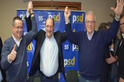 O PSD oficializou o apoio à reeleição do governador José Ivo Sartori (MDB) e volta a indicar como vice José Paulo Cairoli. Além de manter a chapa atual, a sigla terá 20 candidatos a deputado estadual e 17 a federal. Mesmo sem que Sartori admitir publicamente que vai concorrer a novo mandato, ele compareceu ao evento do PSD e posou para fotos de mão erguidas com o aliado, diante de cerca de 250 pessoas no Ritter Hotel, em Porto Alegre.- Sartori vai se lançar candidato na convenção do MDB, no próximo domingo. Tenho certeza que irá quebrar a tradição do Rio Grande do Sul de não reeleger governador e fará um segundo mandato melhor do que o primeiro - disse o presidente do PSD, senador Lasier Martins.