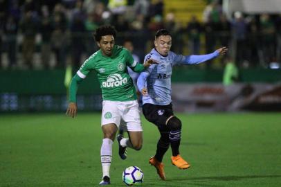 CHAPECOENSE X GRÊMIOSC - BRASILEIRÃO/CHAPECOENSE X GRÊMIO - ESPORTES - Osman, da Chapecoense, disputa lance com Pepê, do Grêmio, em partida válida pela 16ª   rodada do Campeonato Brasileiro 2018, na Arena Condá, em Chapecó, neste domingo.   29/07/2018 - Foto: MáRCIO CUNHA/ESTADÃO CONTEÚDOEditoria: ESPORTESLocal: CHAPECOIndexador: MáRCIO CUNHAFotógrafo: ESTADÃO CONTEÚDO