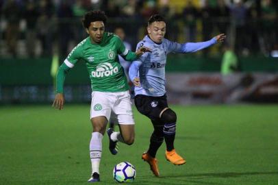 CHAPECOENSE X GRÊMIOSC - BRASILEIRÃO/CHAPECOENSE X GRÊMIO - ESPORTES - Osman, da Chapecoense, disputa lance com Pepê, do Grêmio, em partida válida pela 16ª   rodada do Campeonato Brasileiro 2018, na Arena Condá, em Chapecó, neste domingo.   29/07/2018 - Foto: MáRCIO CUNHA/ESTADÃO CONTEÚDOEditoria: ESPORTESLocal: CHAPECOIndexador: MáRCIO CUNHAFotógrafo: ESTADÃO CONTEÚDO