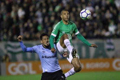 CHAPECOENSE X GRÊMIOSC - BRASILEIRÃO/CHAPECOENSE X GRÊMIO - ESPORTES - Amaral, da Chapecoense, disputa lance com Hernane, do Grêmio, em partida válida pela 16ª   rodada do Campeonato Brasileiro 2018, na Arena Condá, em Chapecó, neste domingo.   29/07/2018 - Foto: MáRCIO CUNHA/ESTADÃO CONTEÚDOEditoria: ESPORTESLocal: CHAPECOIndexador: MáRCIO CUNHAFotógrafo: ESTADÃO CONTEÚDO