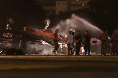 Morre piloto da aeronave que caiu no Campo de MarteSP - AVIÃO/QUEDA/CAMPO DE MARTE - GERAL - Uma aeronave de pequeno porte caiu no fim da tarde deste domingo (29) no Aeroporto Campo         de Marte, na Zona Norte de São Paulo. Houve uma explosão assim que o avião caiu. De       acordo com o porta-voz do Corpo de Bombeiros, capitão Marcos Palumbo, seis vítimas (cinco       passageiros e o copiloto) foram socorridas com vida, e uma delas, o piloto do avião,       morreu no local.        29/07/2018 - Foto: VALÉRIA GONÇALVEZ/ESTADÃO CONTEÚDOEditoria: GERALLocal: SÃO PAULOIndexador: VALÉRIA GONÇALVEZFotógrafo: ESTADÃO CONTEÚDO