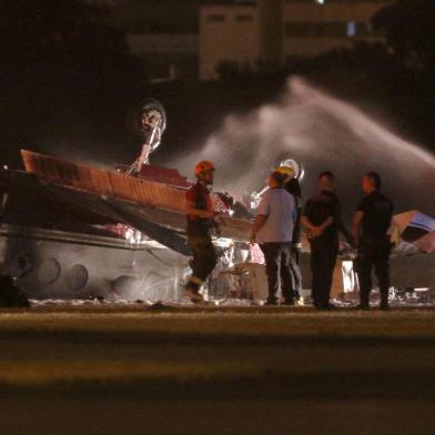 Morre piloto da aeronave que caiu no Campo de MarteSP - AVIÃO/QUEDA/CAMPO DE MARTE - GERAL - Uma aeronave de pequeno porte caiu no fim da tarde deste domingo (29) no Aeroporto Campo         de Marte, na Zona Norte de São Paulo. Houve uma explosão assim que o avião caiu. De       acordo com o porta-voz do Corpo de Bombeiros, capitão Marcos Palumbo, seis vítimas (cinco       passageiros e o copiloto) foram socorridas com vida, e uma delas, o piloto do avião,       morreu no local.        29/07/2018 - Foto: VALÉRIA GONÇALVEZ/ESTADÃO CONTEÚDOEditoria: GERALLocal: SÃO PAULOIndexador: VALÉRIA GONÇALVEZFotógrafo: ESTADÃO CONTEÚDO