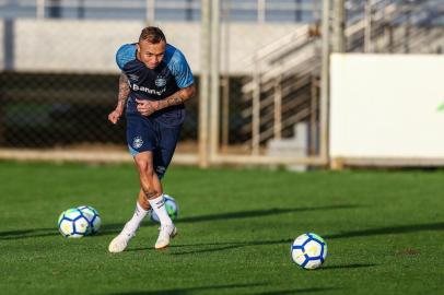 PORTO ALEGRE (RS), 30/7/2018: o atacante Everton participa de treino do Grêmio no CT Luiz Carvalho.