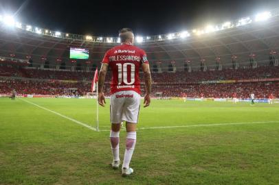 DAlessandro em cobrança de escanteio no jogo do Inter contra o América-MG no Beira-Rio pela Série B.