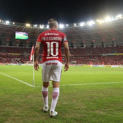 DAlessandro em cobrança de escanteio no jogo do Inter contra o América-MG no Beira-Rio pela Série B.