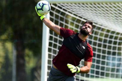 Alisson, goleiro do Liverpool, treinando