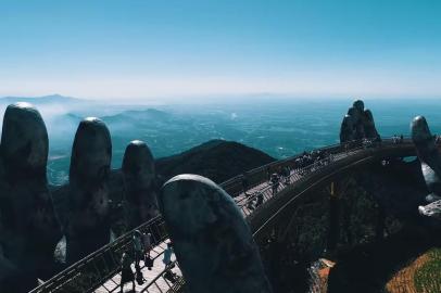 Uma ponte dourada sustentada por duas enormes mãos cor de pedra foi inaugurada em junho nas colinas de Ba Na, perto de Da Nang, no centro do Vietnã. Cau Vang (que significa Ponte Dourada) tem 150 metros de comprimento e 1,4 mil metros acima do nível do mar, com vista para a paisagem montanhosa verde. A construção levou pouco menos de um ano, com projetos iniciais da TA Landscape Architecture.