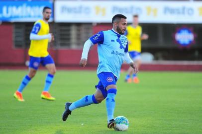  CAXIAS DO SUL, RS, BRASIL, 17/04/2018. Treino do Caxias no estádio Centenário. A SER Caxias se prepara para a estreia no série D do Campeonato Brasileiro, no próximo domingo (22/04). Na foto, meia Diogo Miranda. (Porthus Junior/Agência RBS)