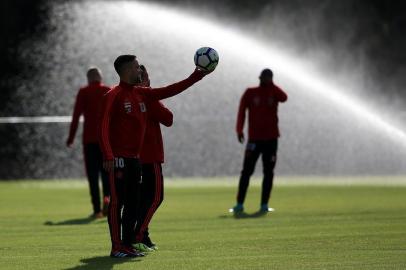  VIAMÃO, RS, BRASIL, 31-07-2018. Flamengo faz treino no Hotel Vila Ventura em preparação para jogo contra o Grêmio pela Copa do Brasil. Na foto: Diego segurando a bola (JEFFERSON BOTEGA/AGÊNCIA RBS)