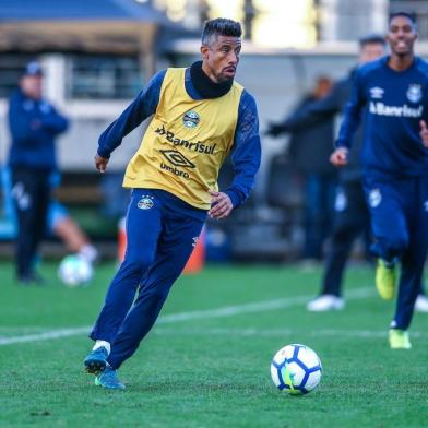 PORTO ALEGRE (RS), 31/7/2018: Léo Moura participa de treino do Grêmio no CT Luiz Carvalho.