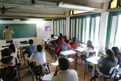  PORTO ALEGRE, RS, BRASIL, 21-09-2016: Turma de estudantes em sala de aula na Escola Estadual Baltazar de Oliveira Garcia. Matéria sobre a reforma do ensino médio. (Foto: Mateus Bruxel / Agência RBS)