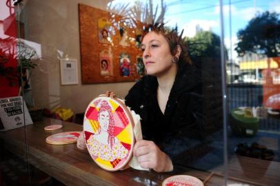  CAXIAS DO SUL, RS, BRASIL, 31/07/2018. Artista Sharisy Pezzi tem exposição Bordados, na quarta-feira, no Alouca café. (Diogo Sallaberry/Agência RBS)