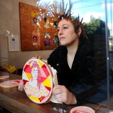  CAXIAS DO SUL, RS, BRASIL, 31/07/2018. Artista Sharisy Pezzi tem exposição Bordados, na quarta-feira, no Alouca café. (Diogo Sallaberry/Agência RBS)