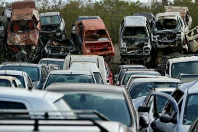  PORTO ALEGRE, RS, BRASIL, 31-07-2018. Carros em depósito do Detran, no  CRV Resgate São Cristóvão, Bairro Sarandi. Demora nas perícias de carros que foram roubados e, posteriormente, recuperados. Em alguns casos, a espera chega a 6 meses. (FERNANDO GOMES/AGÊNCIA RBS)