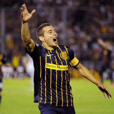 Marco Ruben of Argentinas Rosario Central celebrates a goal against Uruguays River Plate during their Libertadores Cup 2016 football match at the Gigante de Arroyito stadium in Rosario, Santa Fe, Argentina on March 9, 2016. AFP PHOTO STRINGER / AFP