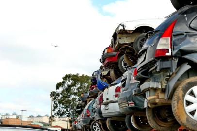  PORTO ALEGRE, RS, BRASIL, 31-07-2018. Carros em depósito do Detran, no  CRV Resgate São Cristóvão, Bairro Sarandi. Demora nas perícias de carros que foram roubados e, posteriormente, recuperados. Em alguns casos, a espera chega a 6 meses. (FERNANDO GOMES/AGÊNCIA RBS)