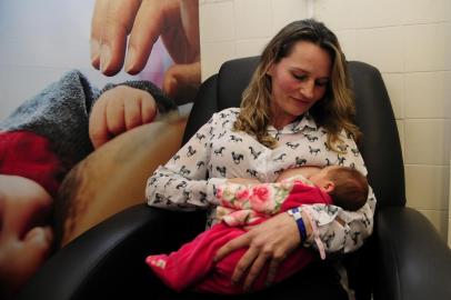  CAXIAS DO SUL, RS, BRASIL, 31/07/2018 - Semana do aleitamento materno em Caxias do Sul. NA FOTO: a mãe Nelvi Rienheimer dá leite próprio para a pequena Amanda. (Marcelo Casagrande/Agência RBS)